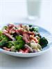Crispy broccolisalat med rugpasta